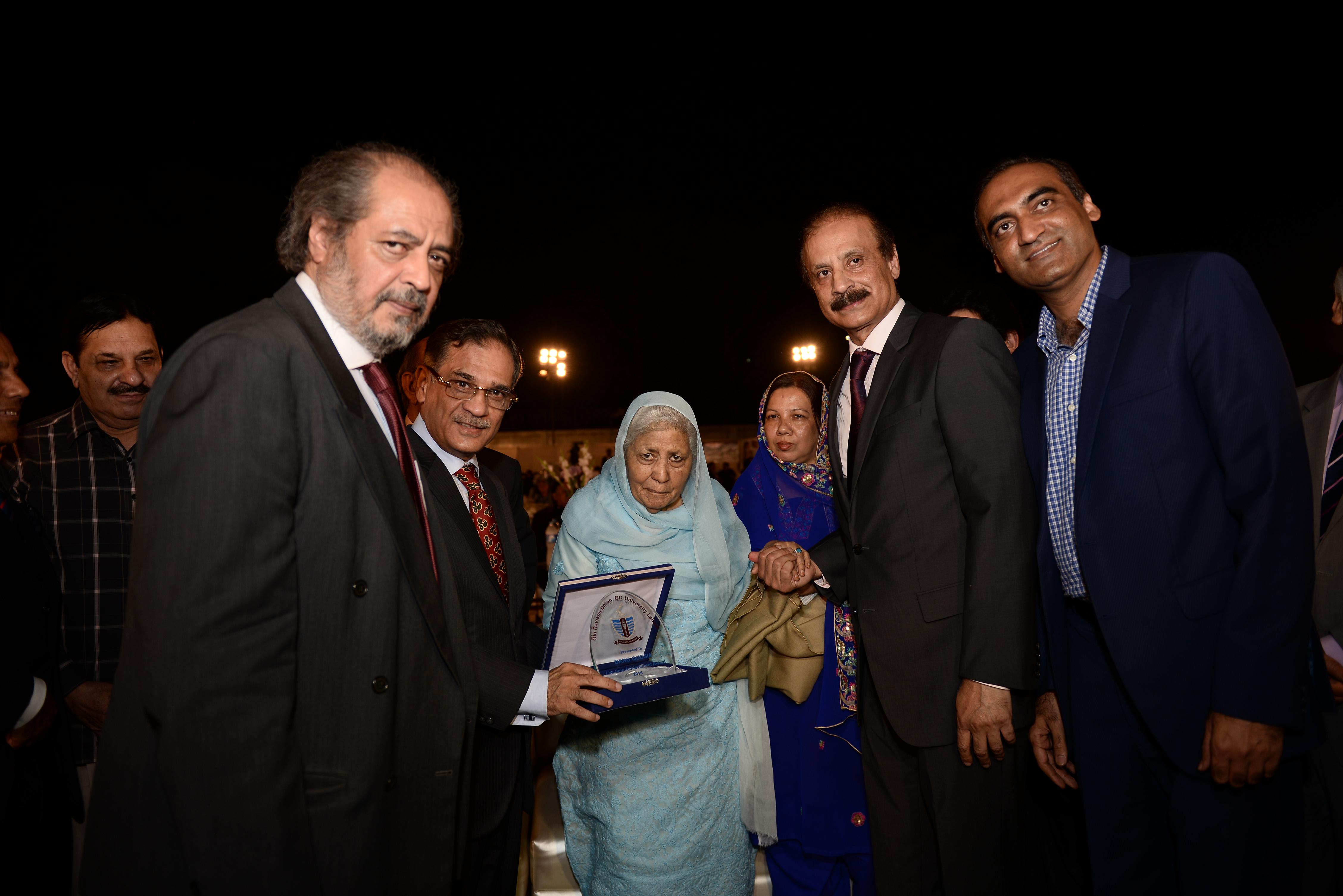 Bano Qudsia receiving Life Time Achievement Award from Justice Saqib Nisar