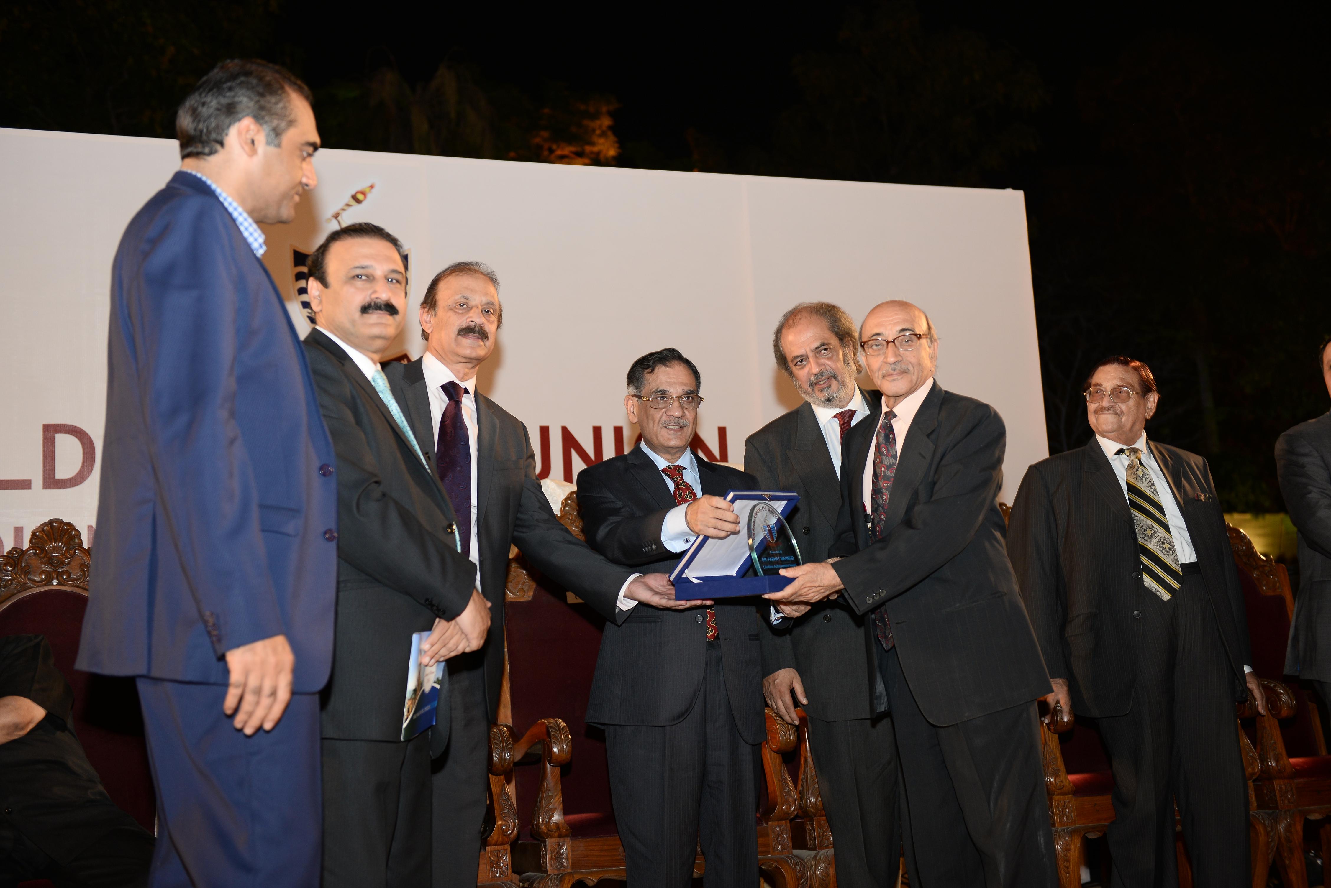 Dr. Farhat Mahmud receiving Life Time Acheivment Award