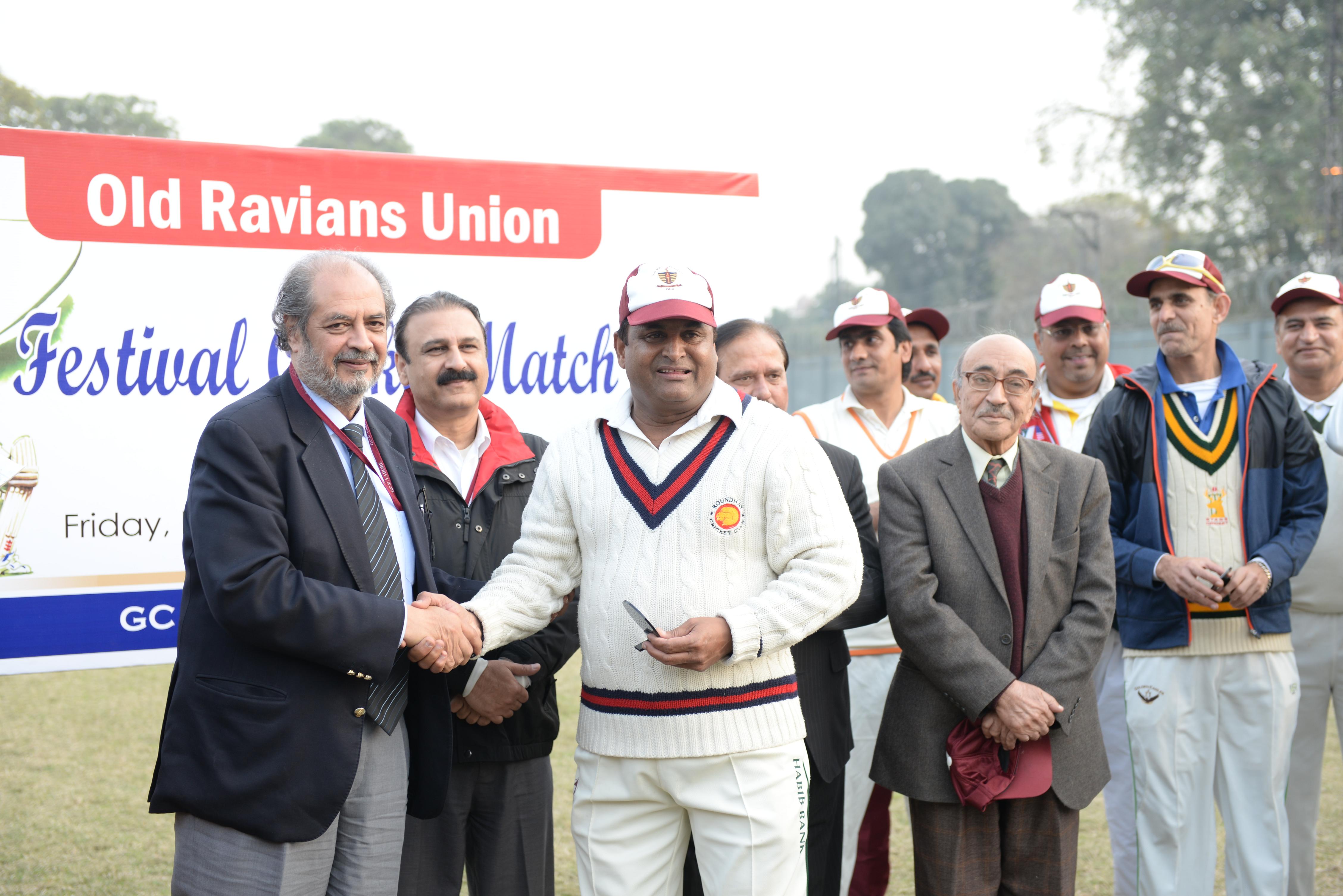 Cricketer Manzoor Elahi receiving sheild from VC
